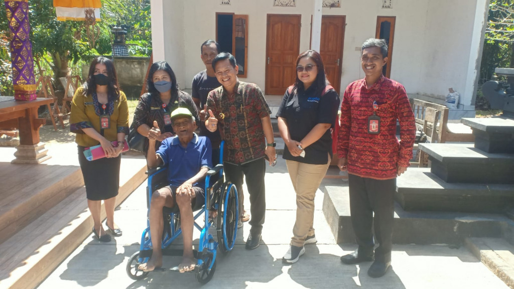 Dinsos Badung Serahkan Bantuan Kursi Roda di Pecatu